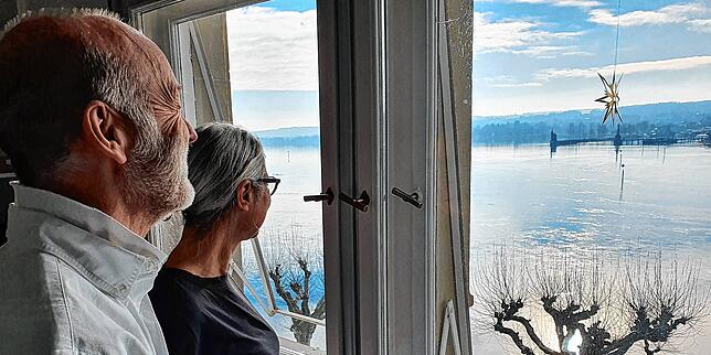 Andreas Grauer und Carmen Koberzin können sich nicht satt sehen an dem See- und Bergpanorama vor ihrer Wohnung.