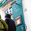 Passanten gehen an einem Gasthaus vorüber, an dessen Tafel der Schriftzug &bdquo;Hello again&ldquo; zu lesen ist. Bund und Länder wollen ...