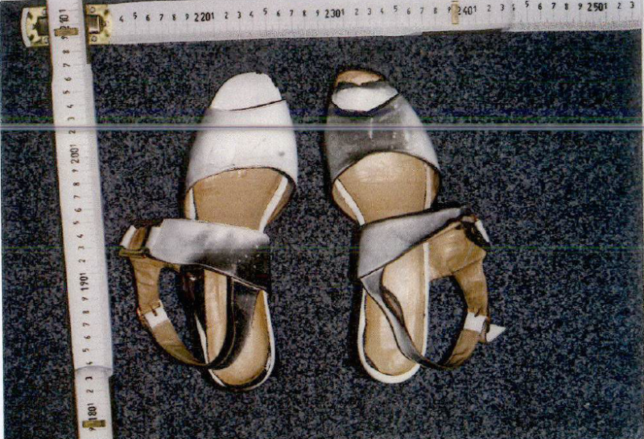 Diese Sandalen trug das Mordopfer.