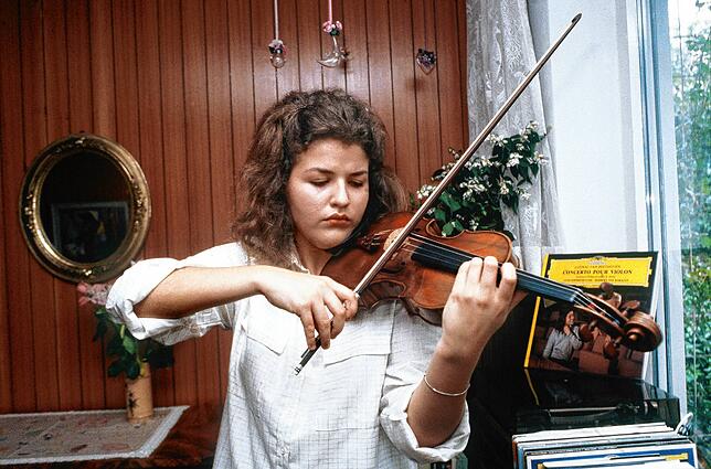 Die 15-Jährige spielt im Elternhaus auf ihrer Stradivari.