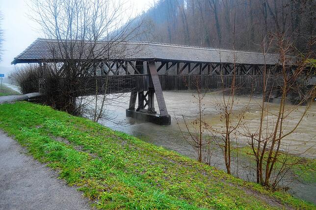 Auch die Wutach bei Tiengen hat derzeit aufgrund der Schneeschmelze und des Regens der vergangenen Tage einen sehr hohen Wasserpegel.