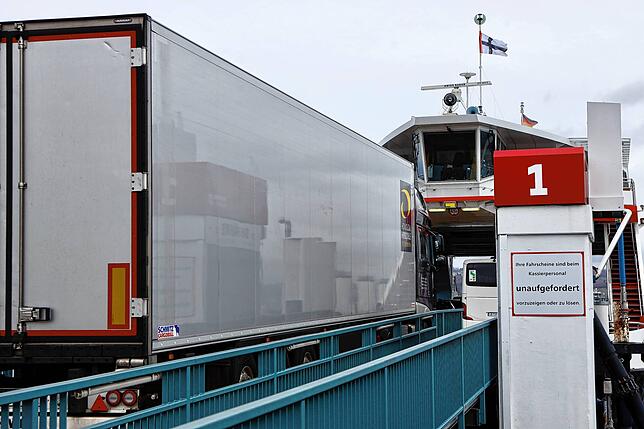 Ein Sattelzug fährt am Freitagmittag auf die Fähre in Konstanz-Staad.