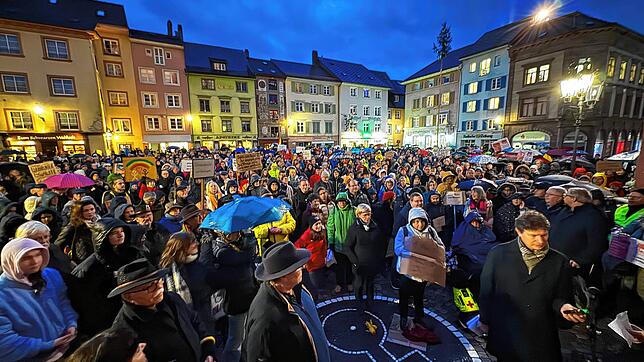 Eindrucksvolles Zeichen auf dem Münsterplatz in Bad Säckingen: Vor gut einem Jahr kamen rund 700 Menschen zu einer Kundgebung für mehr ...
