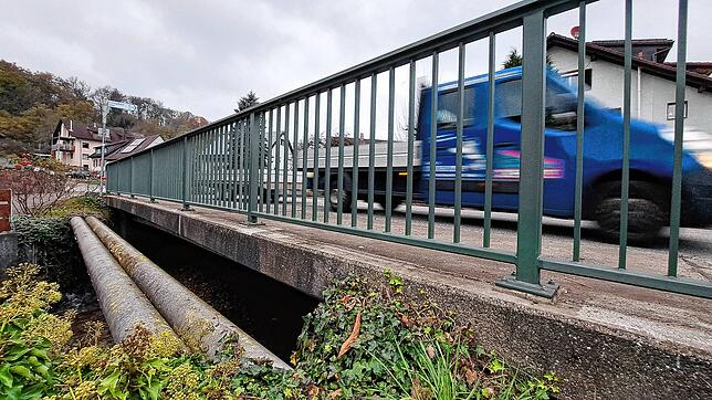 Die Brücke, die in Wehr an der Ecke Schopfheimer Straße/Im Dörfle die L 155 über die Hasel führt, belegt die Zustandsnote 3,3.