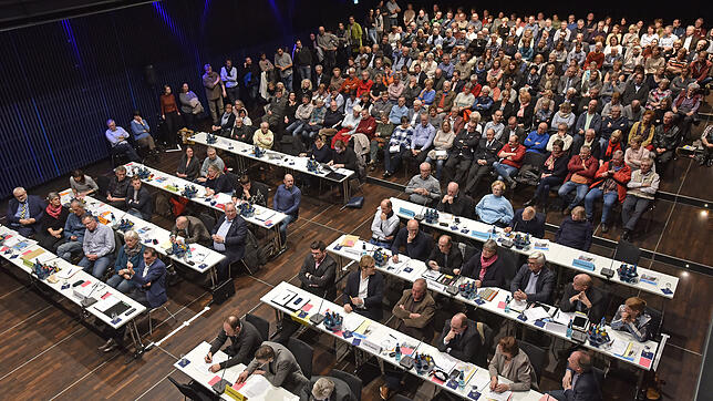Großes Interesse: Rund 200 Besucher verfolgen, wie der Gemeinderat (vorne) in zwei Wahlgängen versucht, einen Bürgermeister zu wählen.