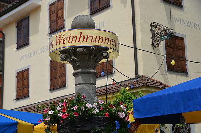 Der Unterstadtbrunnen wird während des Winzerfestes zum Weinbrunnen.