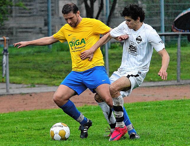 Platzwechsel: Im Sommer stieg Werner Gottschling (links) mit dem TuS Stetten auf, wurde dann in der Winterpause durch Willy Schmitt ...