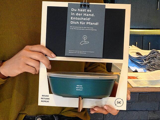 Diese Schale kann man sich bei Sara Flaig gegen Pfand ausleihen, wenn man Essen zum Mitnehmen bestellt. Ab 2023 wird das Anbieten von ...