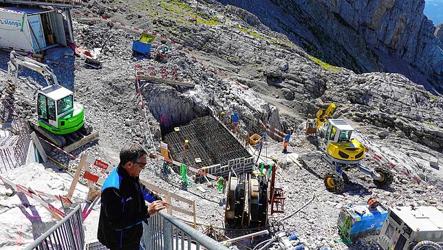 Blick auf die Baustelle von der Treppe aus. Von oben sieht man mittig einen der vier Füße für die neue Stütze der Schwebebahn.