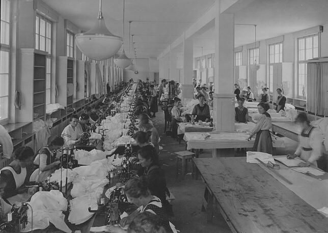 In der Näherei von Schiesser. Rechts Zuschneidetische, links die Verarbeitung der Stoffe durch die Näherinnen. Die Maschinen konnten ...