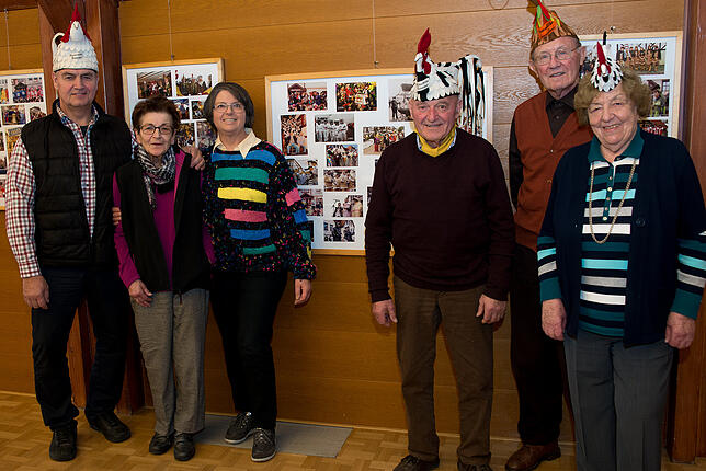 Die von Bärbel Härle-Schultheiss (Dritte von links) zusammengestellte Ausstellung weckt (von links) in Narrenvater Wolfgang Haas, ...