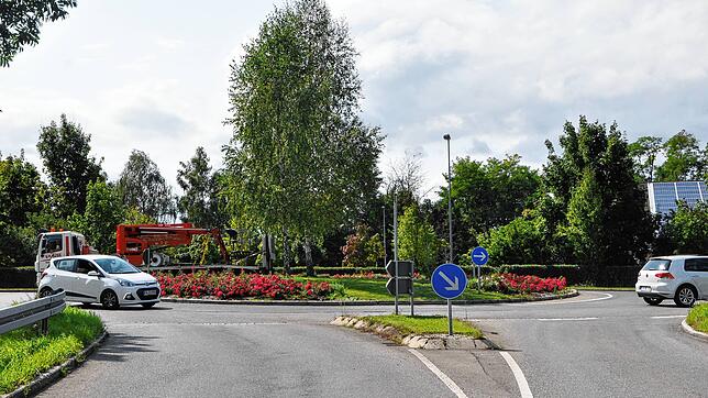 Wenn die Südumfahrung gebaut wird, würde der Kreisverkehr gegenüber des Aldi in der Zeppelinstraße umgebaut werden müssen. Er wäre zu ...