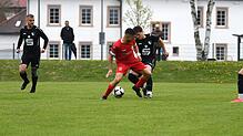 Ramilo de Lillo (FC Bad Dürrheim, Mitte) setzt sich gegen Luka Pavlijevic (VfR Stockach, rechts) durch. Am Ende reicht dies aus und die ...