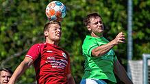 Derby am zweiten Spieltag: Nach einem Jahr Pause stehen sich Nico Reichardt (links) vom Neuling FC Schlüchttal und Jannik Kaiser von der ...