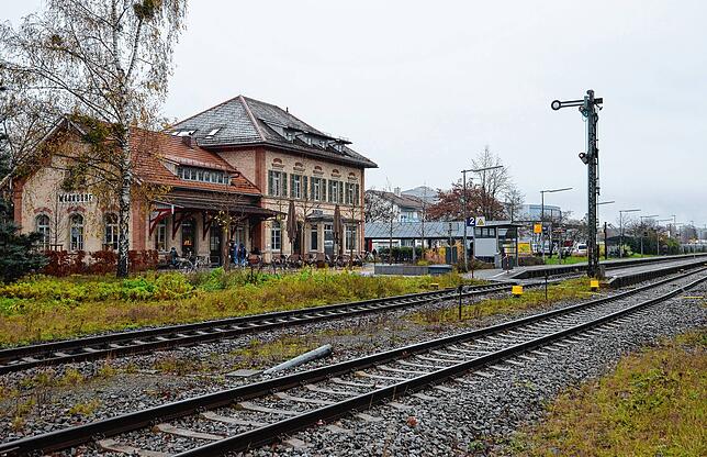 Überbleibsel einer anderen Zeit: der Markdorfer Bahnhof. Nach dem Ausbau werden die Züge nicht mehr unmittelbar vor dem Gebäude halten, ...