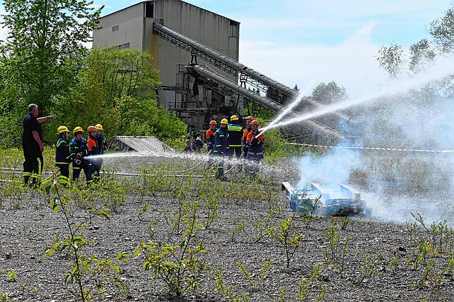 Der Nachwuchs von Feuerwehr und THW übt das Löschen.