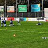 Anspruchsvolle Übungen müssen die Kinder beim Fußballcamp des Karlsruher SC auch beim Torschuss bewältigen. Bild: Berfin Karagözlü