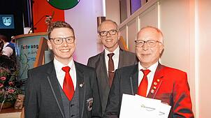 Für 50 Jahre aktives Musizieren kann der Vertreter des Blasmusikverbands, Alexander Kemmerle (Mitte), Bernhard Weisser (rechts) von der ...