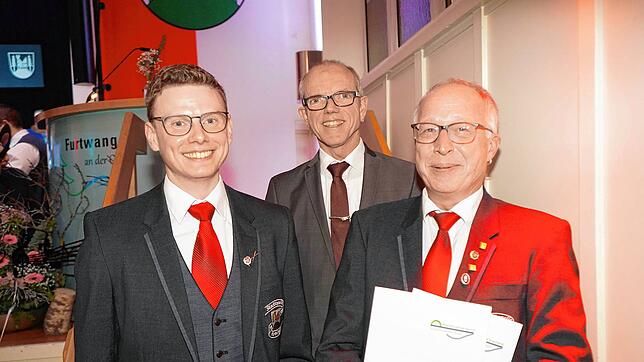 Für 50 Jahre aktives Musizieren kann der Vertreter des Blasmusikverbands, Alexander Kemmerle (Mitte), Bernhard Weisser (rechts) von der ...