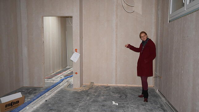 Kindergartenleiterin Melanie Schulz-Schulze steht auf der für die Kinder unzugänglichen Baustelle im späteren Schlafraum. Dieser bekommt ...