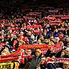 The Kop: Auf der legendären Tribüne wird "You'll Never Walk Alone" angestimmt.