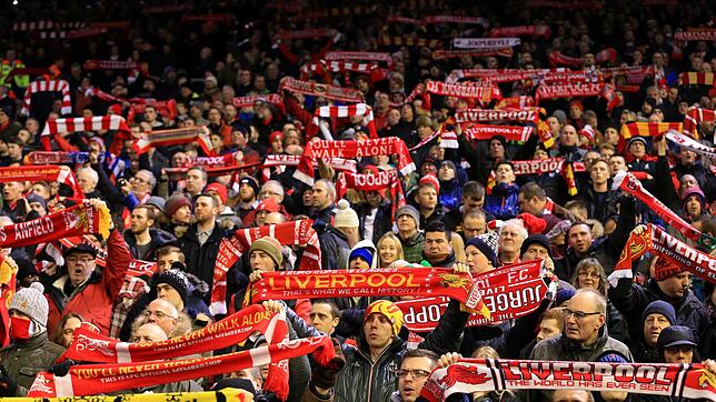The Kop: Auf der legendären Tribüne wird "You'll Never Walk Alone" angestimmt.