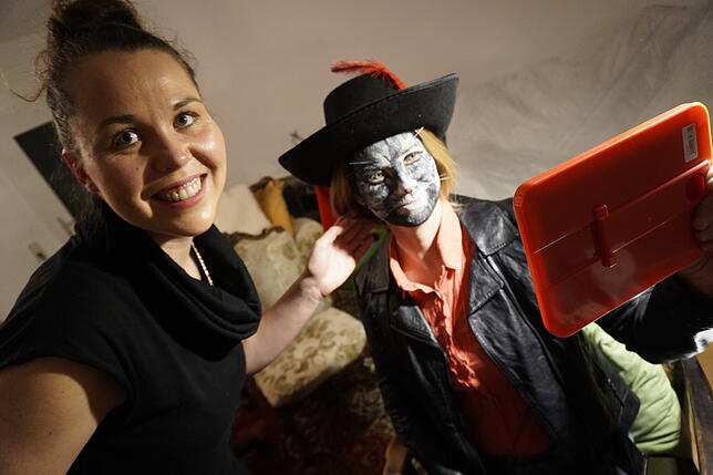 Bild 10: Schminken für die Fasnacht (1): So verwandelt sich unsere Redakteurin in den gestiefelten Kater