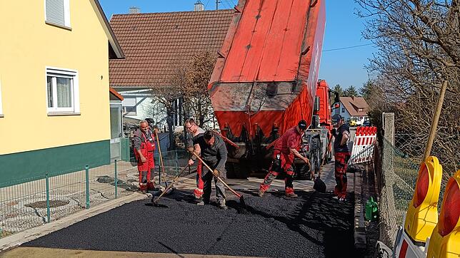 Drei Tage lang dauerte die Reparatur eines Wasserrohrbruches in der Rundstraße. Das Bild zeigt Arbeiter der Straßenbaufirma Stingel beim ...