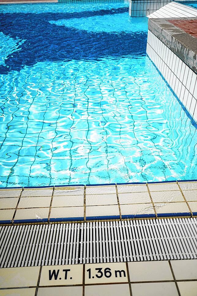 Nicht überall im Nichtschwimmer-Becken können kleinere Kinder stehen, wie auch nicht an der Stelle, an der vermutlich der 6-jährige ...