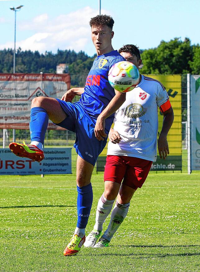 Timo Senn (links) im Relegations-Spiel gegen den FV Elchesheim Ende Juni.