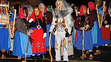 Zahlreiche Hästräger feiern am Abend des Dreikönigstags in Unterkirnach die erfolgreiche Fasnetsuche.