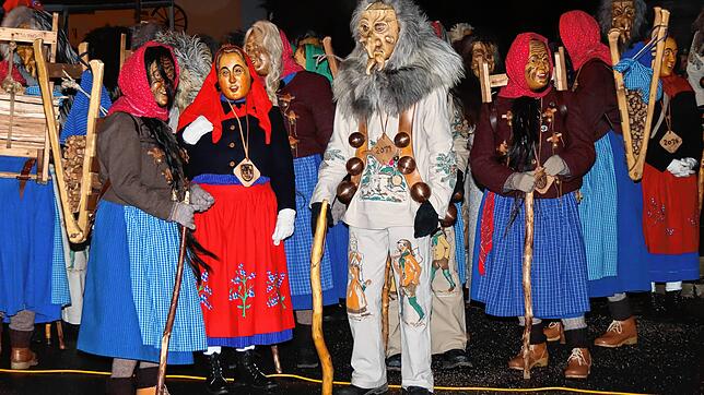 Zahlreiche Hästräger feiern am Abend des Dreikönigstags in Unterkirnach die erfolgreiche Fasnetsuche.