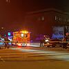 Rettungswagen und Polizei stehen am Dienstagabend an der Unfallstelle auf der Fahrradstraße. Die Autofahrerin hatte die Straße von links ...