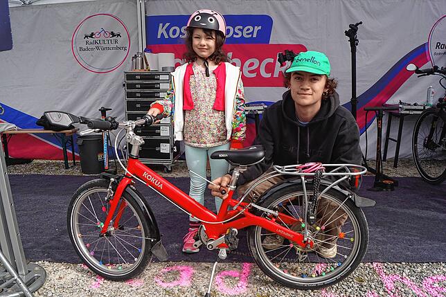 Die fünfjährige Sofia aus Kreuzlingen lässt am Stand von Radkultur Baden-Württemberg ihr Fahrrad überprüfen.