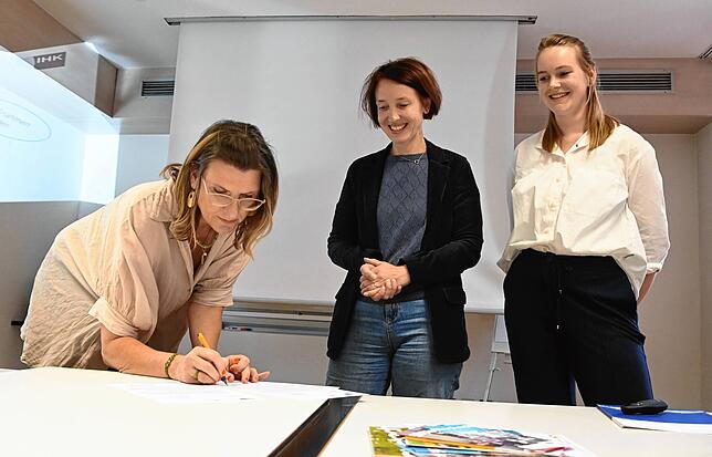 Sie unterschreiben die Vereinbarung zur Innenstadtberatung: Einzelhändlerin Anja Schmidt, Bürgermeisterin Susen Katter und Beraterin ...