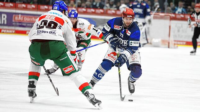 Brandon Mcmillan (rechts) und die Schwenninger Wild Wings gewinnen gegen die Augsburg Panthers.