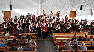 Ein mitreißendes Kirchenkonzert bietet der Musikverein Harmonie Niedereschach unter der Leitung von Dirigent Thomas Solt (Mitte) in der ...