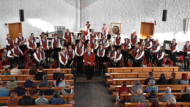 Ein mitreißendes Kirchenkonzert bietet der Musikverein Harmonie Niedereschach unter der Leitung von Dirigent Thomas Solt (Mitte) in der ...
