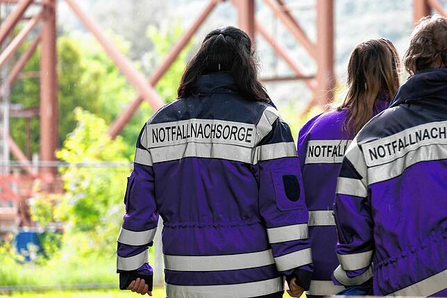 Mitglieder der Notfallnachsorge in der Nähe des Unglücksorts.
