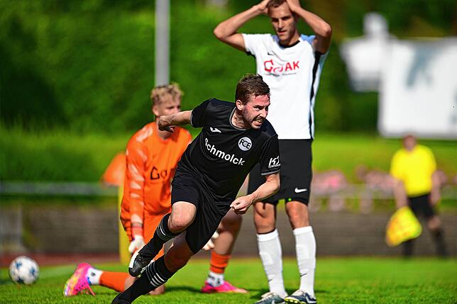 Der Anfang vom Ende: Torjäger Marko Radovanovic dreht ab, denn er hat soeben den FC Emmendingen bei der SG FC Wehr/Brennet in Führung ...
