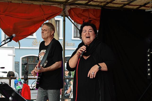 Bild 6: Party direkt am Bodensee: Beim Staader Hafenfest 2025 treffen sich die Konstanzer