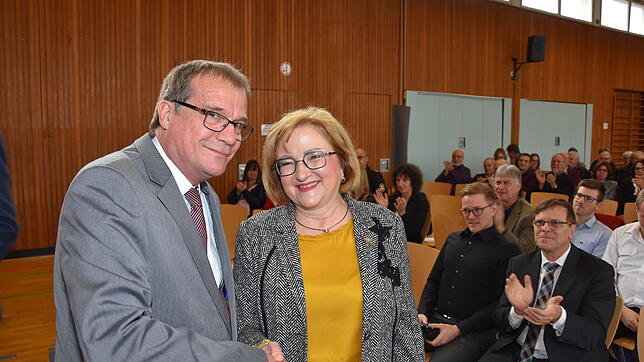 Sabine Hartmann-Müller wird von Oberbürgermeister Klaus Eberhardt als Ortsvorsteherin von Herten verabschiedet.
