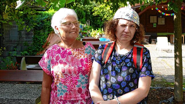 Das Fotografieren verbindet Mutter und Tochter: Helga Schneider (links) und St. Josefshaus-Bewohnerin Saskia.