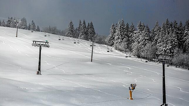 Die stillgelegte Feldbergbahn im Dezember 2020. Nach der coronabedingt ausgefallenen Skisaison hoffen die kommunal betriebenen Skilifte ...