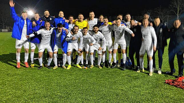 Jubelnde Radolfzeller nach dem 2:2-Unentschieden im Pokal, das dem klassentieferen Club für das Weiterkommen gereicht hat.