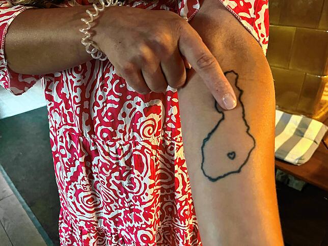 Vera Bruhn hat Finnland, die Heimat ihrer Mutter Eeva, immer bei sich. Hier zeigt sie auf dem Tattoo, wo Kajaani liegt. Dort, nur 110 ...