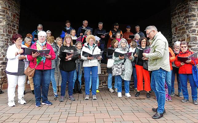 Über der Saarschleife singen die Teilnehmer der Chorreise das Steigerlied. Uwe Wagner (vorne) „Mit nur 30, 40 Leuten kann man die ...