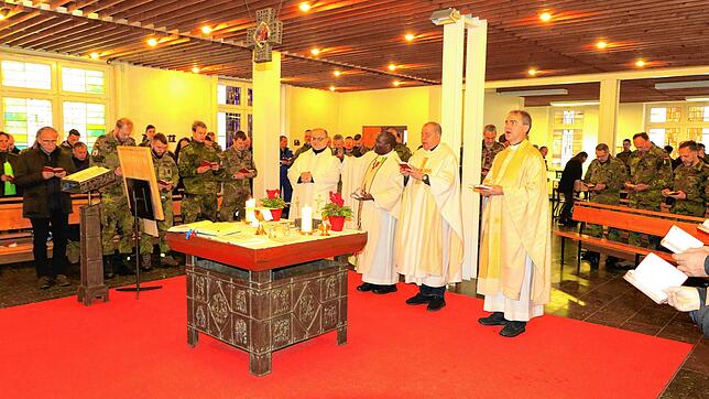 Sie zelebrieren den Gottesdienst in der Lagerkapelle (von links): Pater Michael, Pater Deogratias, Pater Stefan Havlik sowie Pater ...