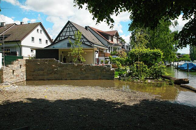 Im Juni führte der Rhein Hochwasser, das die Wiesen und Gärten der Büsinger Häuser am Rhein überschwemmte.