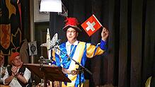Matthias Wigger tritt als Schweizergardist in die Butte des Dorferschoppens. Er ist einer von zehn Läfere, wie sich die Redner nennen.